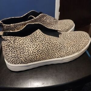 Universal Tan and Black Slip-On Athletic Shoes